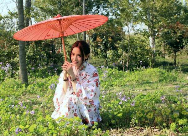 二月蘭開花效果和美女